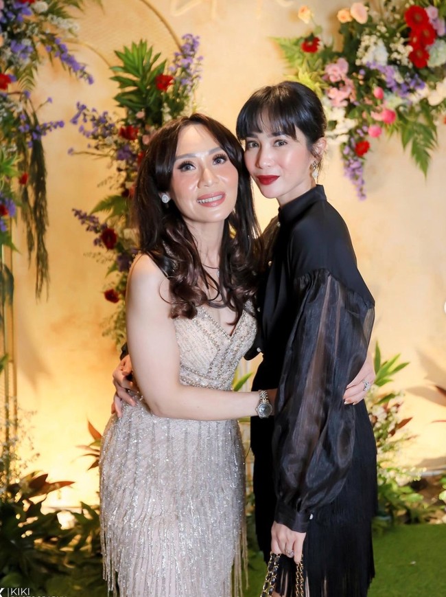 Walaupun sudah memiliki 2 orang anak namun Bunga Zainal masih memiliki penampilan yang tak kalah dari anak muda. Ditambah lagi dirinya pun cukup pandai memadu padankan apa yang dikenakan agar terlihat stylish. Foto: Instagram/@bungazainal05