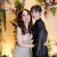 Walaupun sudah memiliki 2 orang anak namun Bunga Zainal masih memiliki penampilan yang tak kalah dari anak muda. Ditambah lagi dirinya pun cukup pandai memadu padankan apa yang dikenakan agar terlihat stylish. Foto: Instagram/@bungazainal05