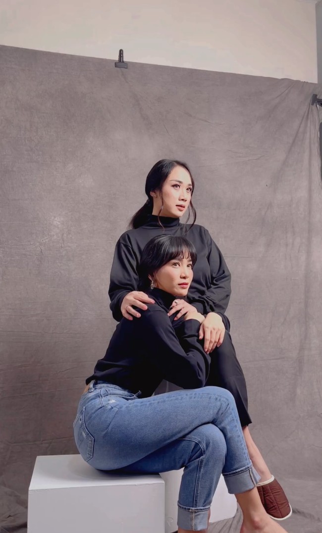 Bunga Zainal sendiri sudah menikah dengan seorang pengusaha bernama Sukhdev Singh pada tahun 2014. Dari pernikahan tersebut ia telah dikaruniai 2 orang putra bernama Harrneel Pradhi Singh dan Karan Pradhi Singh. Foto: Instagram/@bungazainal05