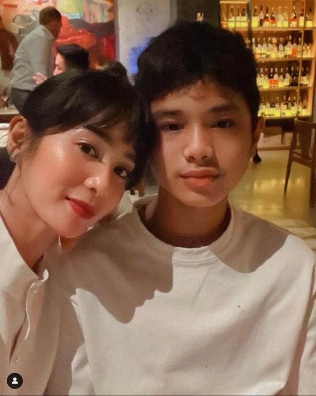 Penampilan Bunga Zainal kembali mencuri atensi usai terlihat mengubah gaya rambutnya. Penampilan barunya itu dipamerkan Bunga melalui akun Instagramnya. Foto: Instagram/@bungazainal05