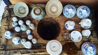 Cangkir dengan motif ala China ini juga populer sejak dulu. Kini, biasanya hanya dijadikan koleksi dan pajangan saja. Foto: Bukalapak/Kaskus
