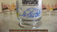 Dulu, anak-anak minum susu menggunakan gelas jadul ini. Berbahan kaca dan ada motif gambar karakter kartun. Foto: Bukalapak/Kaskus