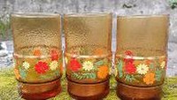 Gelas kaca berwarna coklat ini selalu identik dengan motif bunga-bunga. Biasanya gelas ini dipakai untuk minum teh. Foto: Bukalapak/Kaskus