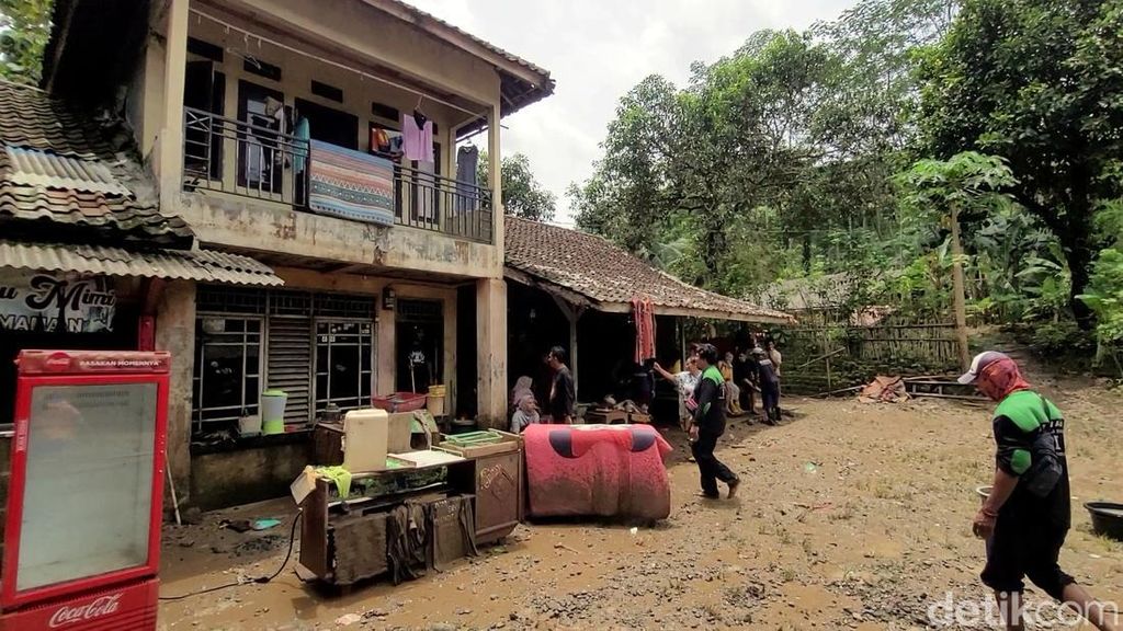 Warga Mulai Beraktivitas Usai Banjir Sungai Cikaso Rendam Pemukiman