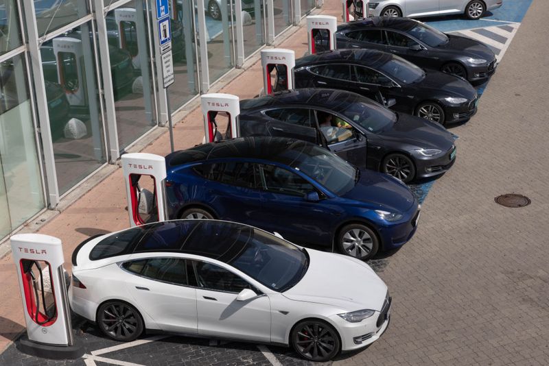 Charger mobil listrik Tesla