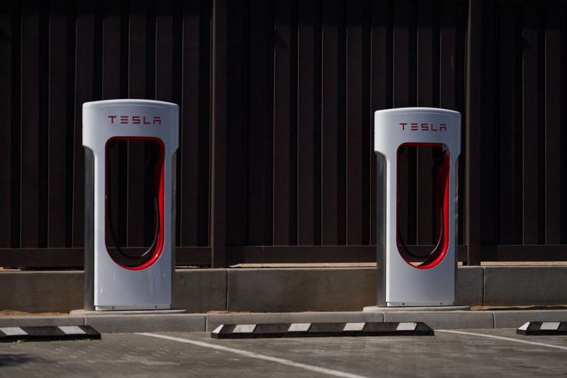 Charger mobil listrik Tesla