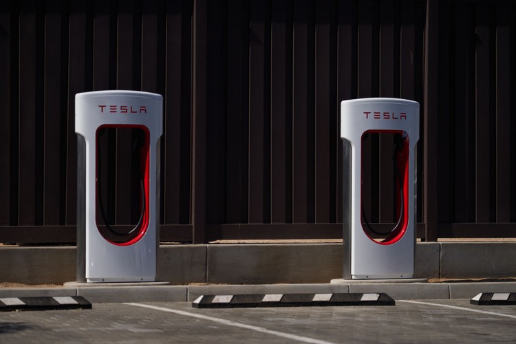 Charger mobil listrik Tesla Charger mobil listrik Tesla