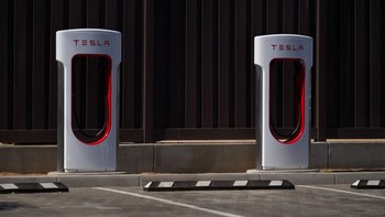 Pada Agustus 2022, ada 1.612 stasiun isi ulang Tesla di Amerika Utara, 1.139 di Asia Pasifik, dan 842 di Eropa. Foto: Getty Images
