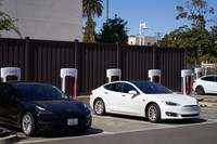 Charger mobil listrik Tesla