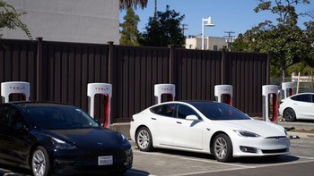 Beberapa kendaraan Tesla diberi fasilitas isi ulang gratis sepenuhnya, tapi ada juga yang dibatasi oleh kuota. Foto: Getty Images