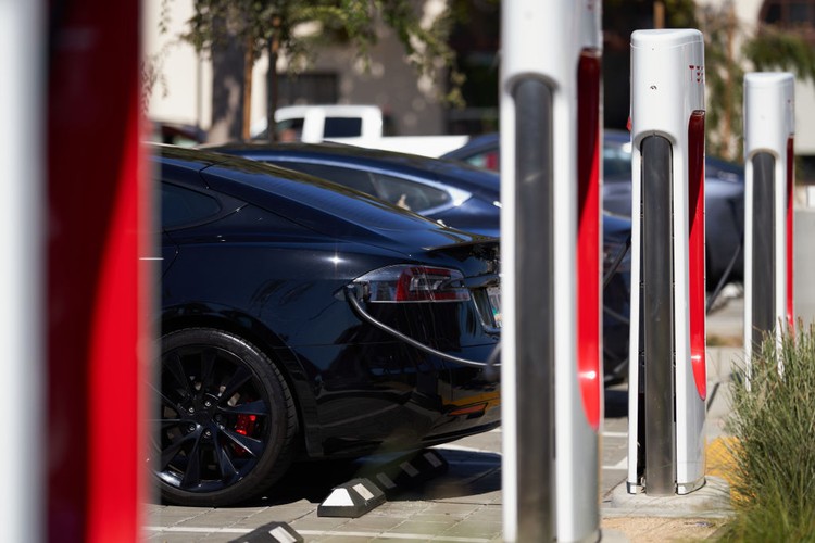 Charger mobil listrik Tesla