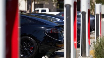 Tesla Supercharger ini adalah perangkat isi ulang cepat 480 volt yang dikembangkan Tesla untuk menunjang kendaraannya. Foto: Getty Images
