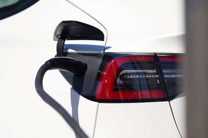 Charger mobil listrik Tesla