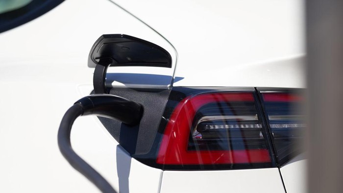 Charger mobil listrik Tesla