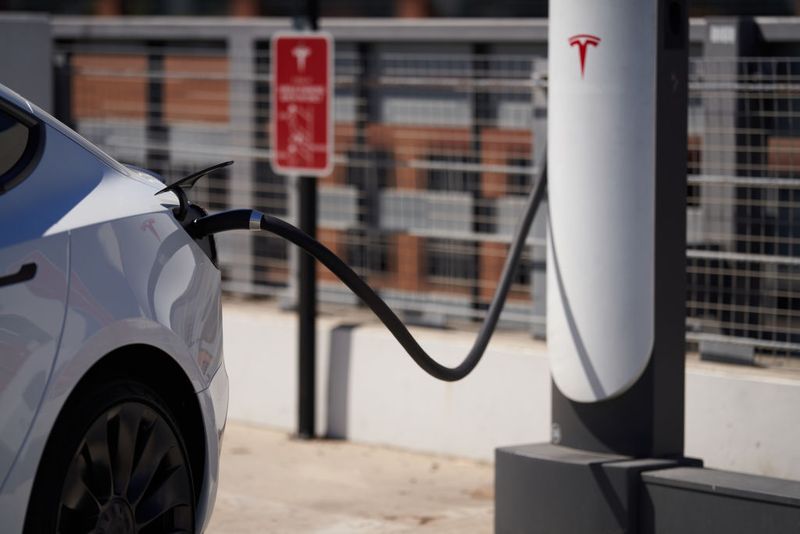 Charger mobil listrik Tesla