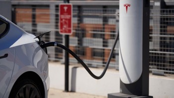 Tesla Model S adalah kendaraan pertama yang bisa memakai jaringan Supercharger, diikuti Tesla Model X, Model 3 dan kemudian Model Y. Foto: Getty Images