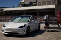 Charger mobil listrik Tesla