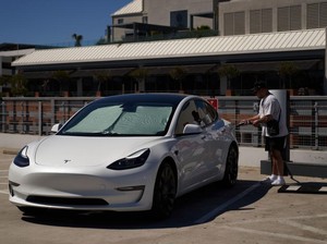 Saham Tesla Anjlok 11%, Sinyal Kuat Bakal Cetak Sejarah di 2022