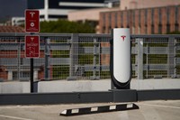 Charger mobil listrik Tesla