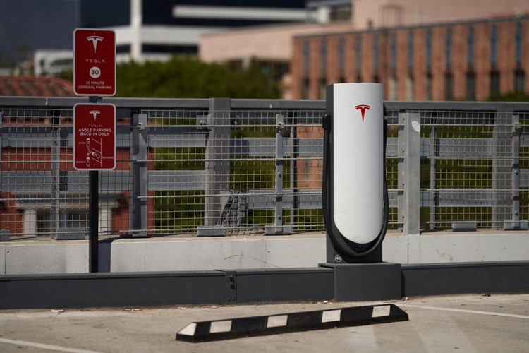 Charger mobil listrik Tesla Charger mobil listrik Tesla