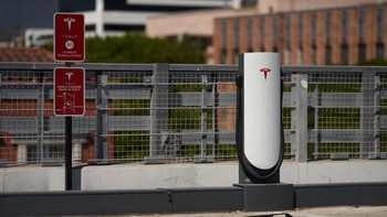 Supercharger Tesla ada beberapa jenis, salah satunya ada yang dibuat kompak seperti ini untuk wilayah urban atau perkotaan. Foto: Getty Images