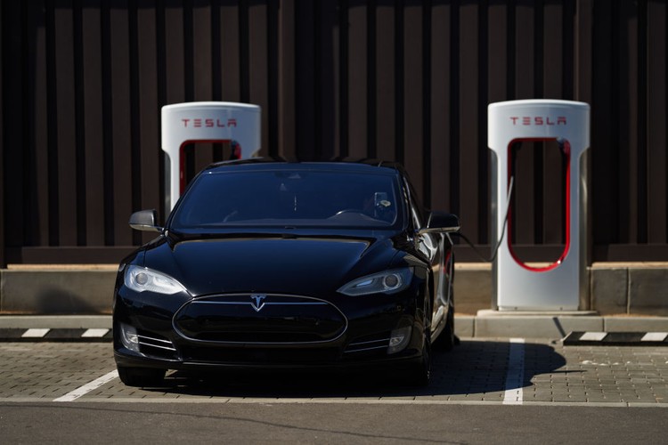 Charger mobil listrik Tesla