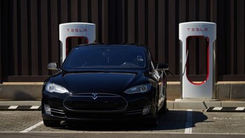 Penggunaan mobil listrik tentu akan semakin asyik dan nyaman jika ditunjang infrastruktur stasiun isi ulang. Di luar negeri, produsen mobil listrik Tesla sudah melakukannya dengan menyediakan perangkat isi ulang supercharger di banyak lokasi. Foto: Getty Images