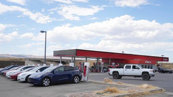 Hal ini ditunjang oleh makin larisnya kendaraan listrik Tesla. Rata-rata setiap lokasi isi ulang Tesla tidak cuma punya satu perangkat Supercharger, tapi sampai 9 sehingga mobil jarang rebutan. Foto: Getty Images