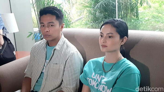 Clara Bernadeth dan Deva Mahenra di film Until Tomorrow