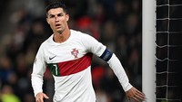 Perjuangan Cristiano Ronaldo dan Timnas Portugal berbuah manis dengan skor akhir 4-0 untuk Selecao das Quinas. Portugal pun kukuh di puncak klasemen Grup B dengan 10 poin. Foto: Getty Images/Thomas Eisenhuth