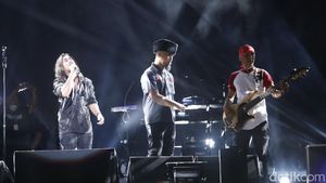 Aksi Panggung Dewa 19 Jempolan