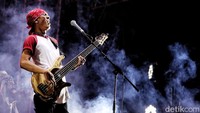 Aksi panggung Dewa 19 sekaligus mengajak penonton bernostalgia.