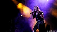 Ello kemudian lanjut membawakan lagu Arjuna Mencari Cinta. Penyanyi berambut gondrong itu kemudian memperkenalkan lagu terbaru Dewa 19. Ia pun meminta penonton ikut berjoget.