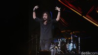 Ello berinisiatif untuk menambah satu lagu lagi demi kepuasan para penonton We The Fest 2022 di komplek Gelora Bung Karno, Jakarta. Kamulah Satu-Satunya pun dimainkan. Foto: Noel/detikhot