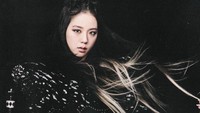 Sang leader, Jisoo juga mengenakan baju rancangan Diana Putri, yaitu celana pendek dan jaket yang dilengkapi swarovski. Foto: Instagram@dianamputri