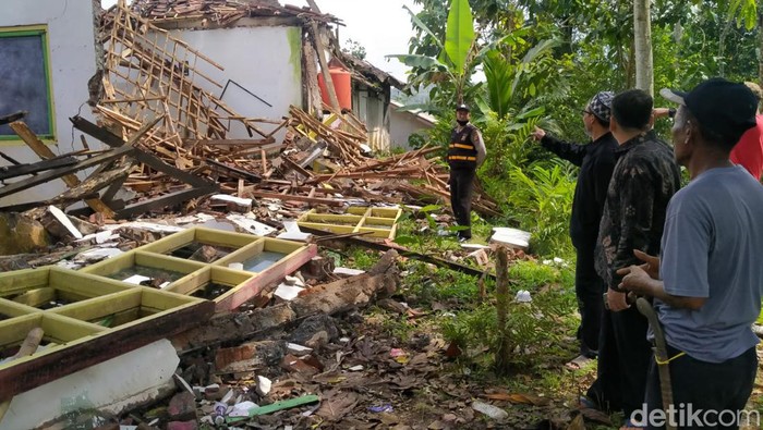 Dua bangunan kelas SDN Sindangrahayu, Tasikmalaya ambruk
