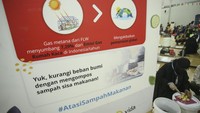 Para warga berkumpul dan membuat grup untuk mengikuti workshop pembuatan pupuk kompos.