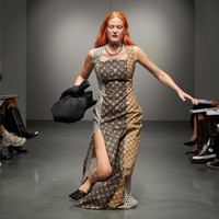 Beate Karlsson juga menggunakan material bermotif logo Louis Vuitton yang dikreasikan sebagai gaun panjang dengan belahan paha tinggi.  Foto: Instagram/@avavav