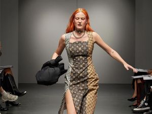 Sentil Gaya Orang Kaya, Para Model Berjatuhan di Fashion Show AVAVAV