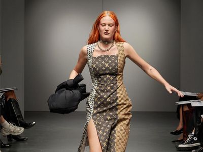 Sentil Gaya Orang Kaya, Para Model Berjatuhan di Fashion Show AVAVAV