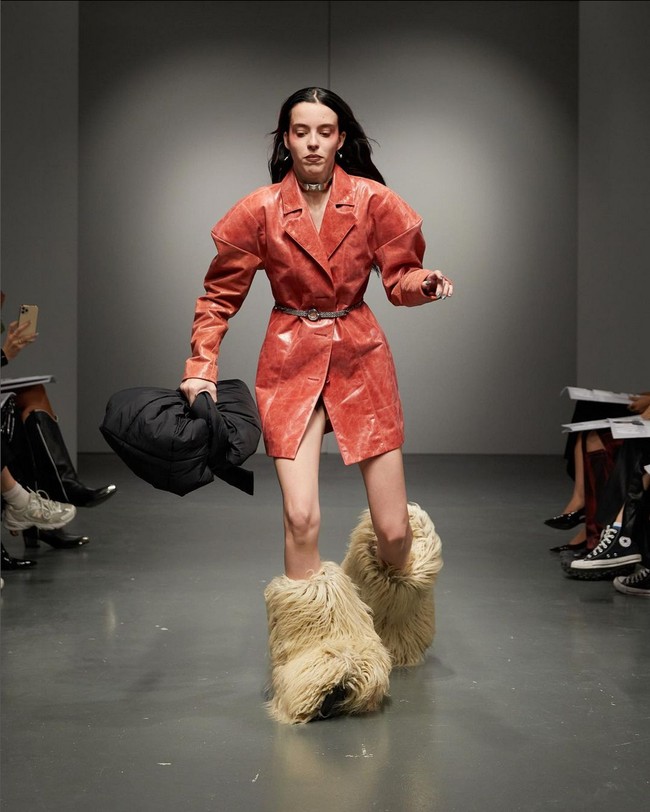 Beate Karlsson, creative director AVAVAV menampilkan bagaimana seharusnya bergaya agar terlihat seperti ‘orang kaya’ untuk koleksi Spring/Summer 2023.  Foto: Instagram/@avavav