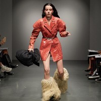 Beate Karlsson, creative director AVAVAV menampilkan bagaimana seharusnya bergaya agar terlihat seperti ‘orang kaya’ untuk koleksi Spring/Summer 2023.  Foto: Instagram/@avavav