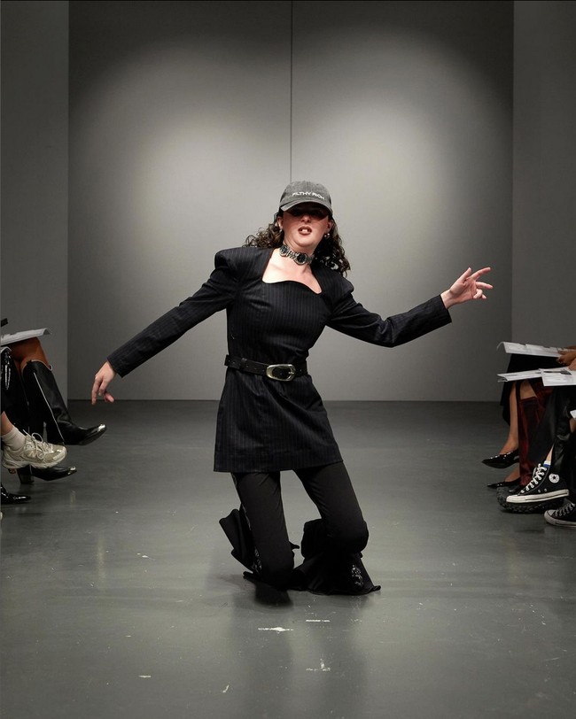 Jam Rolex bertransformasi sebagai kalung choker semakin mempertegas tampilan ‘orang kaya’ dalam visi Beate Karlsson. Foto: Instagram/@avavav