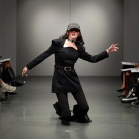 Jam Rolex bertransformasi sebagai kalung choker semakin mempertegas tampilan ‘orang kaya’ dalam visi Beate Karlsson. Foto: Instagram/@avavav