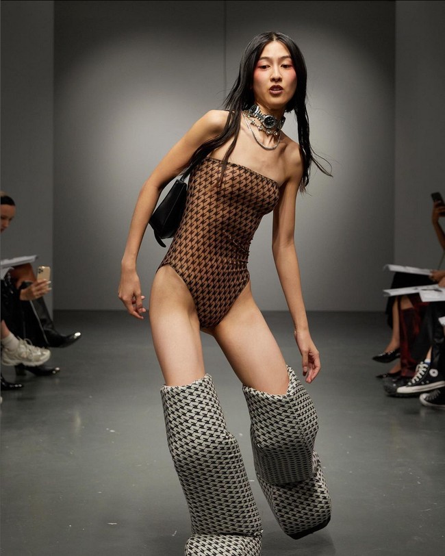 AVAVAV sendiri merupakan brand asal Stockholm, Irlandia, yang kini berbasis di Florence, Italia. Foto: Instagram/@avavav