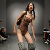 AVAVAV sendiri merupakan brand asal Stockholm, Irlandia, yang kini berbasis di Florence, Italia. Foto: Instagram/@avavav