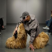 ‘Looking Rich’ menjadi tema utama koleksi ini. Direpresentasikan dalam gaya berlebihan dan dramatis seperti boots selutut aksen bulu, mantel tebal dan panjang, hoodie kebesaran hingga swimsuit berlogo $$. Foto: Instagram/@avavav