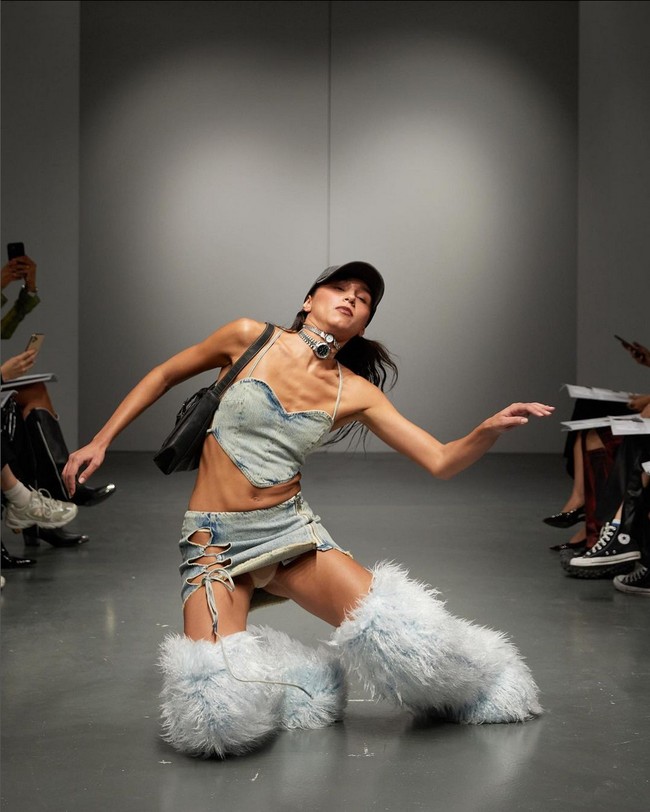 Presentasi dihadirkan dengan cara unik, di mana para model yang membawakan koleksinya berjatuhan saat mencapai ujung runway. Inilah cara sebenarnya ‘terjatuh dengan gaya’. Foto: Instagram/@avavav