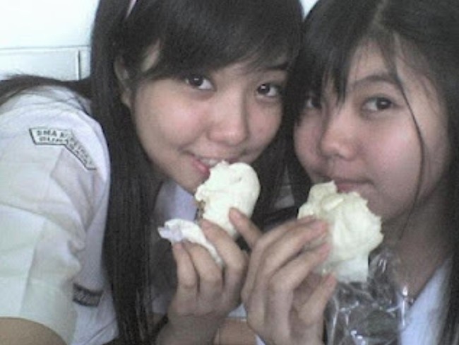 Siapa yang suka selfie dengan pose sambil makan seperti Gisella dulu? Potret-potret jadul ini ternyata sempat menarik perhatian mantan suaminya, Gading Marten. (Foto: Instagram)