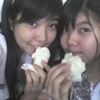 Siapa yang suka selfie dengan pose sambil makan seperti Gisella dulu? Potret-potret jadul ini ternyata sempat menarik perhatian mantan suaminya, Gading Marten. (Foto: Instagram)